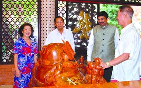 印度駐本市總領事 K.Srikar Reddy (右二)參觀藝昌紅木傢具。