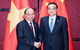 政府總理阮春福（左）與中國總理李克強握手。（圖源：新華社）
