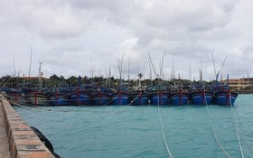 多艘漁船在長沙島縣生存島上的船閘處拋錨避風。（圖源：公歡）