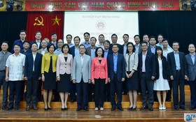 中央民運部長張氏梅（前中）同2020-2023年任期駐外的越南代表機關首長合照。