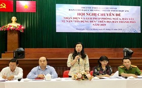 市越南祖國陣線委員會副主席趙麗慶（中）在會上發言。（圖源：市黨部新聞網）