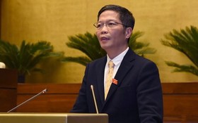工商部長陳俊英會上答詢。