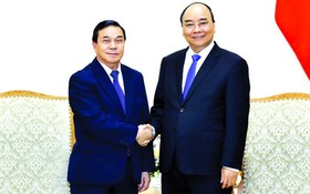 政府總理阮春福（右）接見老撾駐越南大使森菲特‧宏本讓。（圖源：越通社）