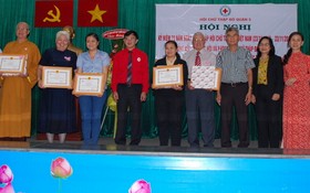 第五郡人委會副主席張庚波(右四)祝賀獲“慈善之花” 稱號的單位和個人。
