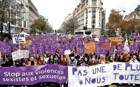 示威者高舉紫色標語牌，形成一片紫海。（圖源：AP）