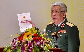 國防部副部長阮志詠上將在會上公佈2019年越南國防白皮書。（圖源：Vietnamnet）