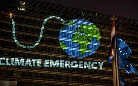 歐洲議會當地時間28日通過決議，宣佈歐盟進入氣候緊急狀態。（圖源：Greenpeace）