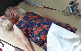 陳氏茴丈夫用輪椅推她去針灸治療。