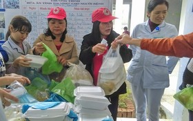 我國有逾 30 萬志願者。圖為志願者團隊在某醫院裡向貧窮病人親屬贈送食品。（圖源：互聯網）