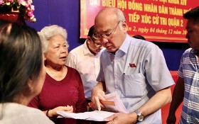 本市國會代表、市宣教處主任潘阮如奎（右二）與第二郡選民交換意見。（圖源：黃江）