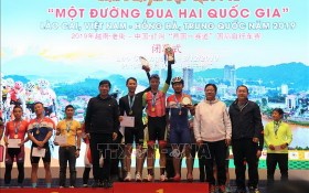 2019年越中國際自行車賽頒獎儀式。（圖源：越通社）