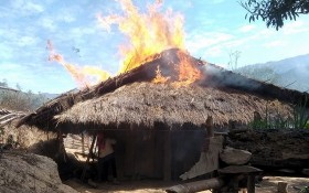 阿呂的茅草瓦木屋著火很快全被燒毀。（圖源：何玲）