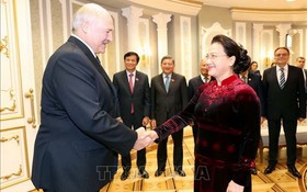 國會主席阮氏金銀（右）會見盧卡申科總統。（圖源：越通社）