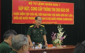 第七軍區政治部副主任黃廷鐘大校在新聞發佈會上發言。（圖源：TNO）