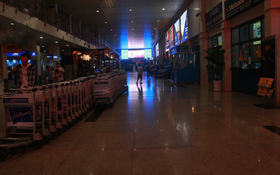 新山一機場T2國際航站樓今日凌晨2時35分突然停電，導致機場照明系統、無線網停止活動，大廳區域及行李托運區域乘客往來有點混亂。（圖源：孟豐）