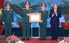 阮春福總理（右一）見證國防部領導獲頒授一等軍功勳章。（圖源：越通社）