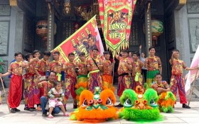 第八郡第十四坊越南青聯會的龍越龍獅團是年輕人的活動場所。