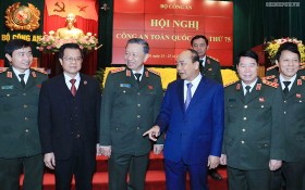 阮春福總理（右三）與公安部領導交談。（圖源：VGP）