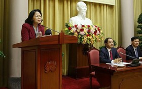 國家副主席鄧氏玉盛（左）在會議上發言。