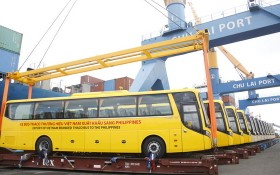 首批15輛Thaco Bus牌巴士在朱萊港裝船出口運往菲律賓。（圖源：Tr. Thường）