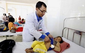 林同省全科醫院的醫生在為一名病童看診。（圖源：寶雯）