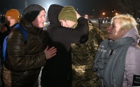 在基輔鮑里斯波爾國際機場，被釋放人員與家人團聚。（圖源：新華社）