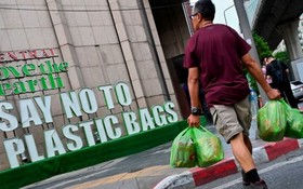 圖為 2019年8月13日，曼谷一家百貨公司門外一個標語，宣傳無塑料袋的購物體驗。（圖源：AFP）