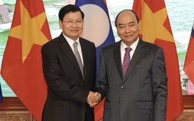 阮春福總理（右）會見老撾總理通倫‧西蘇里。（圖源：VGP）