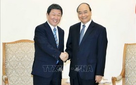 政府總理阮春福（右）接見日本外務大臣茂木敏充。（圖源：越通社）