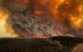 週日航拍照片顯示澳大利亞拜爾斯代爾野火肆虐。（圖源：AP）