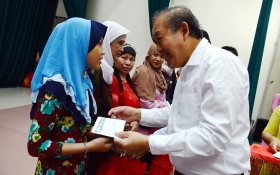政府常務副總理張和平（右）向家境清貧的占婆族同胞贈送春節禮物。（圖源：B. Nghi）