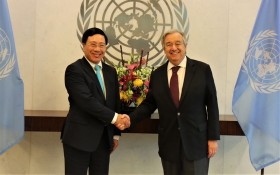 政府副總理范平明與聯合國秘書長握手。（圖源：越通社）