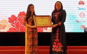 市師範大學中文系獲教育與培訓部頒贈集體出色獎。