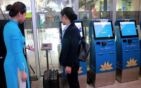 越航的乘客可在國內航站樓櫃台自行辦理託運行李手續。（圖源：VNA）