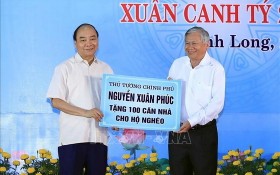 阮春福總理（左）贈送永隆省窮人100間住房。（圖源：越通社）