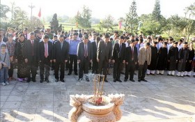 廣治省領導及各界團體代表在陳友翌副總理紀念館前上香緬懷。（圖源：越通社）