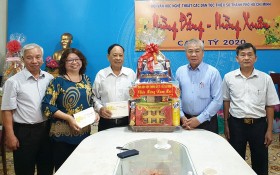市委民運處向市各民族文學藝術協會拜年並贈送禮物。