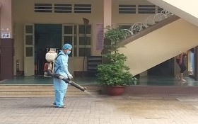 圖為防疫人員在舊邑郡阮尚賢小學校進行消毒。（圖源：雪花）