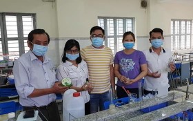 李峰中學校委及老師製作抗菌洗手液。