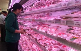 消費者在超市購買豬肉。