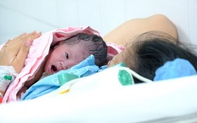 為確保母嬰的安全與健康，產婦分娩期應到醫院待產為佳。（示意圖源：維姓）