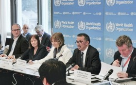 2月11日，在瑞士日內瓦，世界衛生組織總幹事譚德塞（右二）在新聞發佈會上發言。（圖源：新華社）