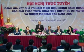 政府總理阮春福（左三）出席會議。（圖源：Chinhphu.vn）