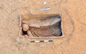 發現的墓葬的外觀呈橢圓形坑，裡面有若干陶製黏土棺槨及各種器皿。（圖源：互聯網）