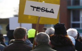 民眾曾抗議特斯拉的工廠選址位置。（圖源：Getty Images）
