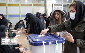 伊朗選民將選票投入選票收集箱。（圖源：伊通社）