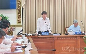 市人委會主席阮成鋒（右二）在會上發表指導意見。（圖源：工商報）