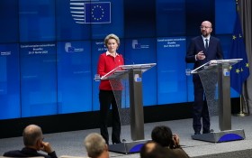 歐盟委員會主席（左）和歐洲理事會主席出席記者會。（圖源：新華社）