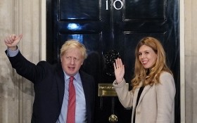 約翰遜（左）與西蒙斯（右）是首對未婚而公開入住首相府的情侶。（圖源：Getty Images）