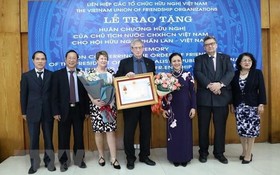 越南各友好組織聯合會主席阮芳娥大使（右三）向芬蘭-越南友好協會集體頒授友誼勳章。（圖源：越通社）